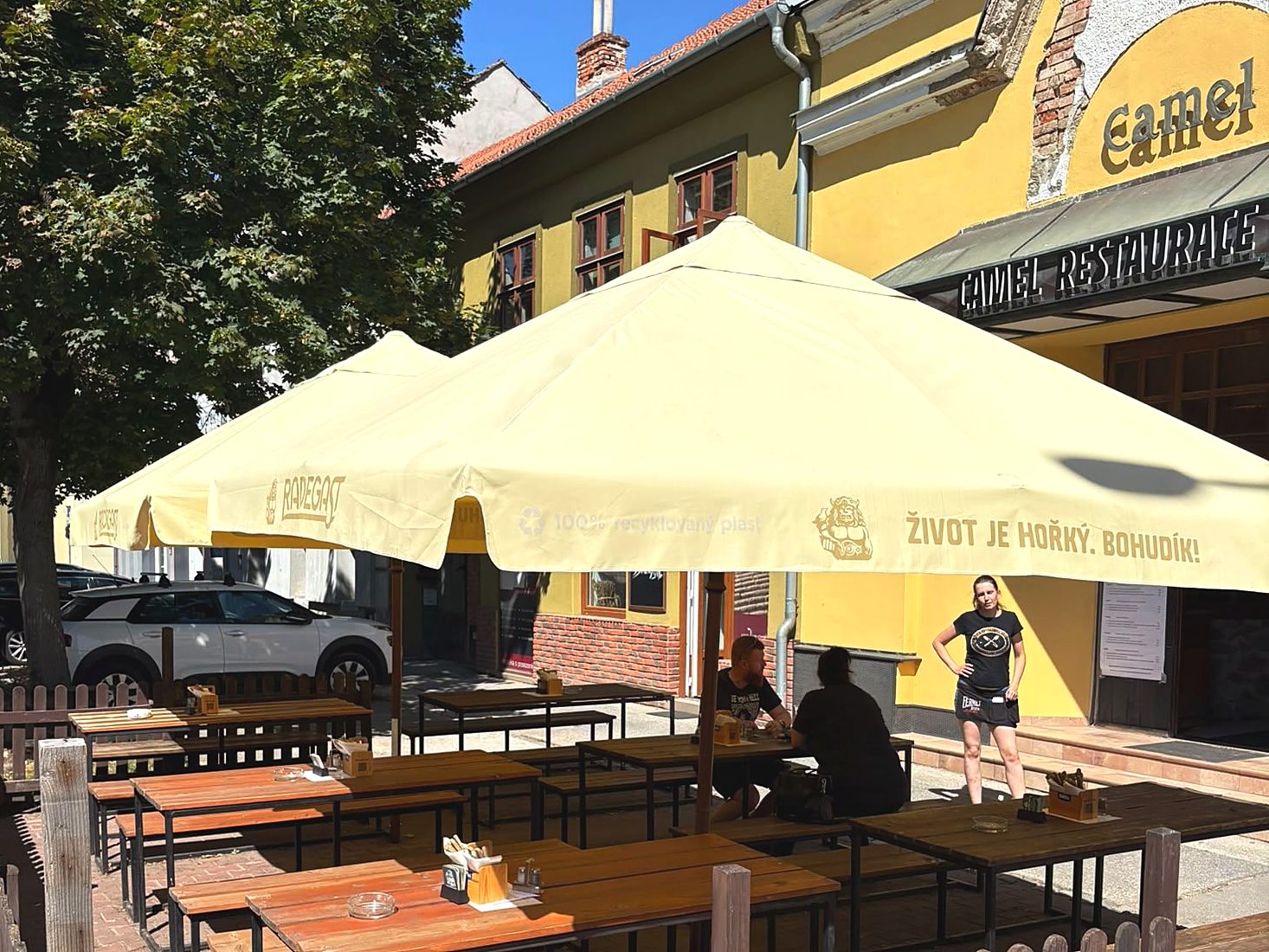 Camel Restaurace – vstup a venkovní zahrádka