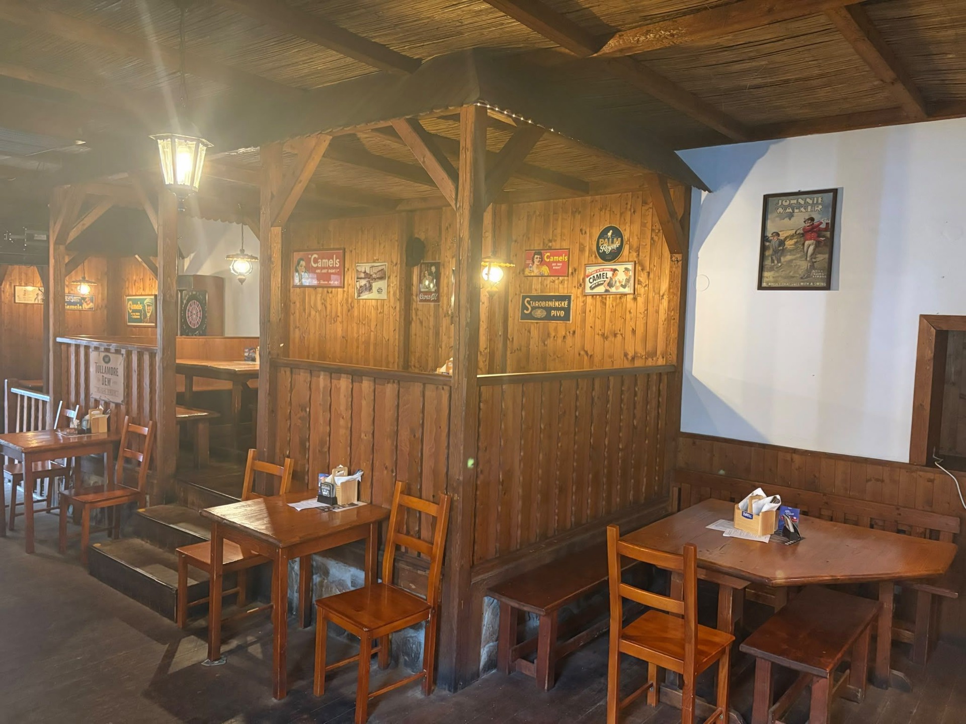 Interiér restaurace s dřevěným obložením a posezením